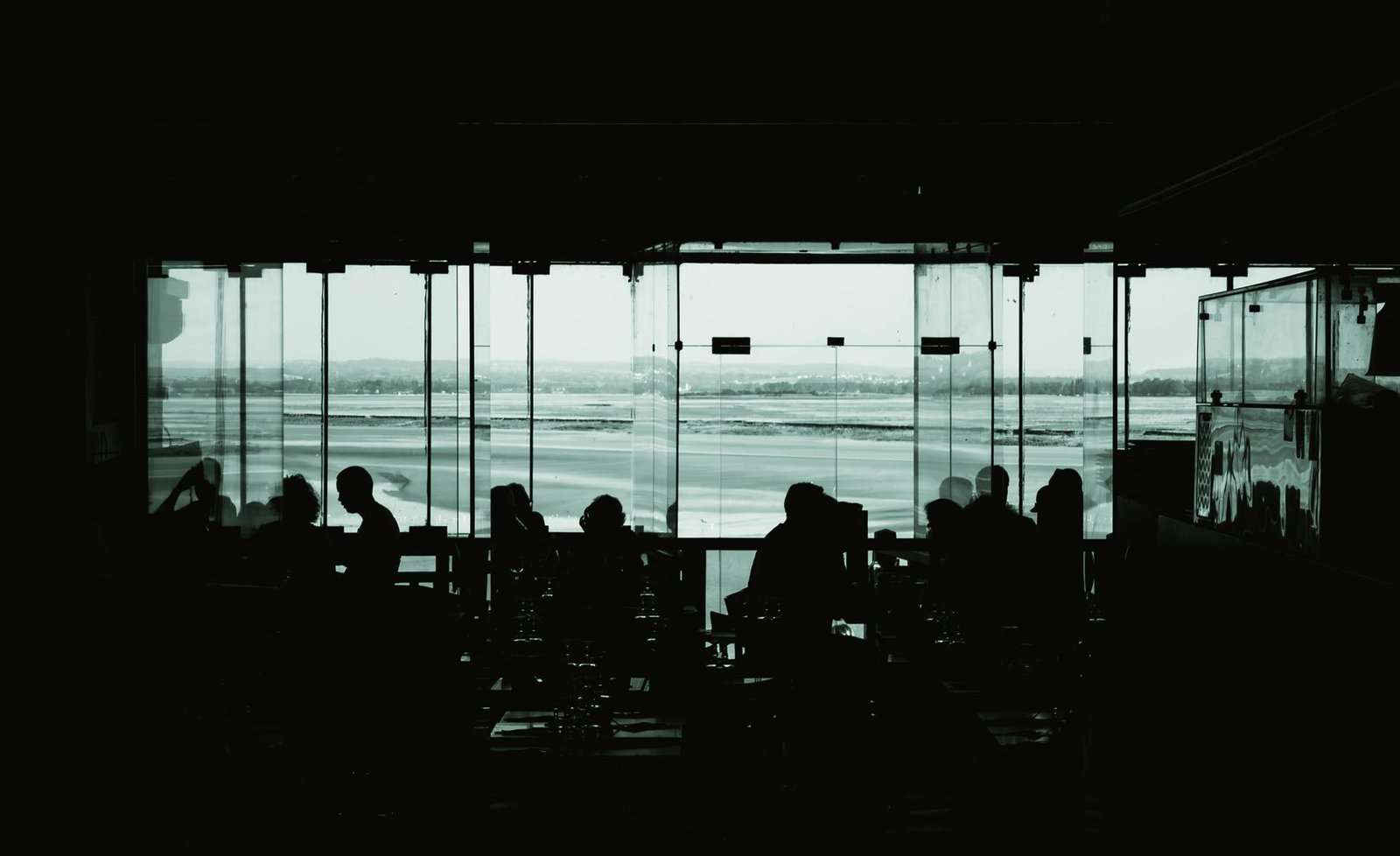 Terminal d’aéroport parisien à contre-jour